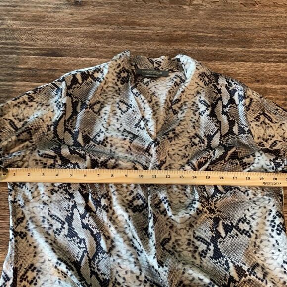 Marina Rinaldi Italy silky V neck animal print short sleeve pull over - Picture 7 of 8